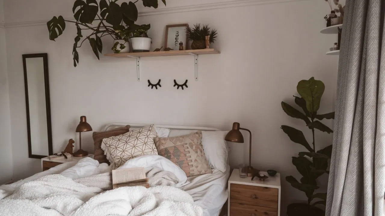 హోలీ పండుగ కేవలం రంగుల ఆట మాత్రమే కాదు.. అది మనసును, మన ఇంటిని, మన జీవన విధానాన్ని శుభ్రపరచుకునే అవకాశం కూడా. వాస్తు సూచనల ప్రకారం, హోలీకి ముందు ఇంటిని శుభ్రపరచి అనవసర, ప్రతికూల వస్తువులను తొలగిస్తే, ఆనందం, శాంతి, శ్రేయస్సు, సానుకూల శక్తి మన ఇంట్లో నిలుస్తాయని నమ్ముతారు.
(Disclaimer: ఈ వార్తలోని సమాచారం పాఠకుల ఆసక్తి మేరకు వివిధ వనరుల నుంచి సేకరించి అందించడం జరిగింది. దీన్ని విశ్వసించడం మీ వ్యక్తిగతం. దీనిని టీవీ9 తెలుగు ధృవీకరించదు.)