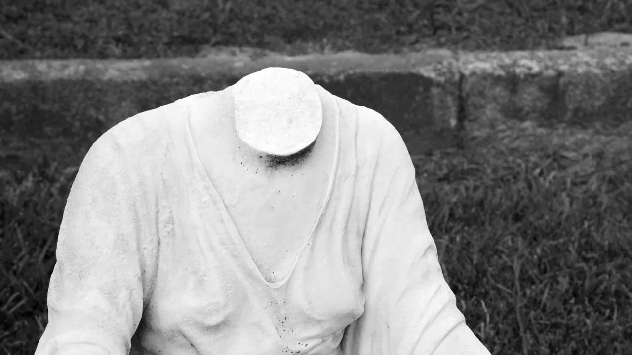 4. విరిగిన దేవుడి విగ్రహాలు
హోలీ రోజున ప్రత్యేక పూజలు చేస్తారు కాబట్టి, ఇంట్లో ఉన్న విరిగిన లేదా దెబ్బతిన్న దేవతా విగ్రహాలను గౌరవంగా తొలగించాలి. మత విశ్వాసాల ప్రకారం అవి ఇంట్లో ఉంచడం శుభకరం కాదు. వాటిని పవిత్ర జలాల్లో నిమజ్జనం చేయడం, రావి చెట్టు కింద భక్తితో ఉంచడం లేదా సమీప ఆలయానికి సమర్పించడం మంచిదిగా భావిస్తారు.