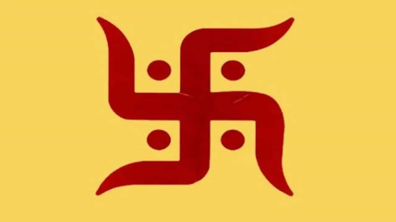 సులభమైన, ప్రభావవంతమైన వాస్తు నివారణలు..
1. ప్రధాన ద్వారం శుభ్రత, స్వస్తిక చిహ్నం..
ఇంటి ప్రధాన ద్వారం సానుకూల శక్తి ప్రవేశించే ద్వారంగా పరిగణించబడుతుంది. కాబట్టి అది ఎప్పుడూ శుభ్రంగా, వెలుతురు ఉండేలా ఉంచాలి. ప్రధాన ద్వారంపై ఎరుపు లేదా పసుపు రంగుతో స్వస్తిక చిహ్నం గీయడం శుభప్రదంగా భావిస్తారు.
ఇది ప్రతికూల శక్తిని దూరం చేసి, ఆర్థిక పురోగతి, కుటుంబ శాంతిని పెంపొందిస్తుందని నమ్మకం. అదనంగా, ద్వారం వద్ద దీపం లేదా చిన్న దీపస్తంభం వెలిగించడం కూడా శుభ సూచకంగా భావిస్తారు.