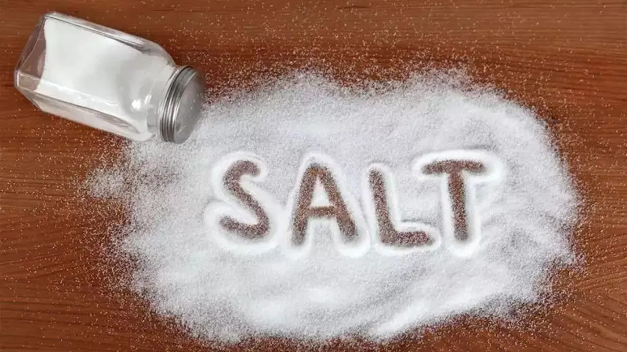 
3. ఉత్తర దిశలో ఉప్పు నీరు ఉంచడం.. 

ఉత్తర దిశ ధన, అవకాశాల దిశగా పరిగణించబడుతుంది. ఆ దిశలో ఒక గాజు పాత్రలో నీటితో కలిపిన ఉప్పు ఉంచడం వాస్తు దోషాలను తగ్గించడంలో సహాయపడుతుందని నమ్ముతారు.
ప్రతి మూడు రోజులకు ఒకసారి ఆ నీటిని మార్చి, కొత్త ఉప్పు వేయాలి. ఉప్పు ప్రతికూల శక్తిని గ్రహించే గుణం కలిగి ఉందని విశ్వసిస్తారు.
