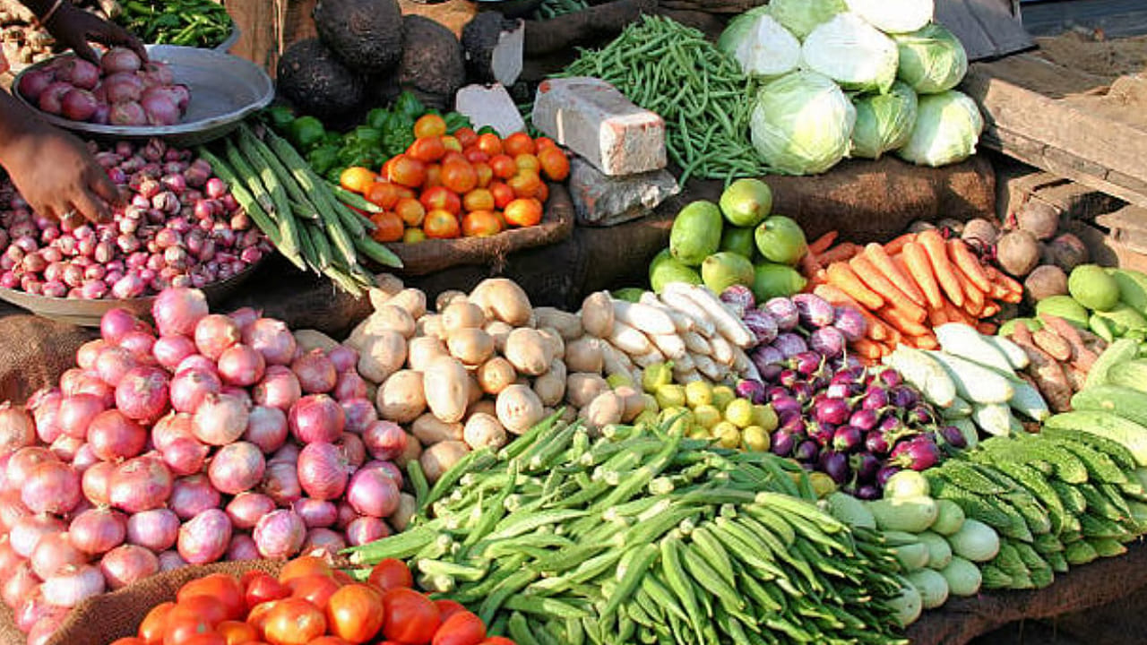 Vegetable Price: భారీగా పడిపోయిన టమాటా ధర.. క్యారెట్, బీట్ రూట్ కూడా పతనం.. కిలో ఎంతంటే..?
