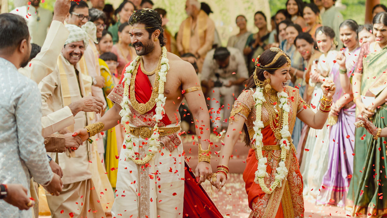 ప్రస్తుతం విజయ్ వయసు 36 సంవత్సరాలు. ఐవరీ సిల్క్ ధోతికి జతగా కుంకుమ రంగు కండువా ధరించారు. దానిపై  టెంపుల్ మోటిఫ్స్ ఎంబ్రాయిడరీ చేయడం ప్రత్యేకంగా కనిపించింది. పొడవాటి గోల్డ్ నెక్లెస్, బంగారు పోగులు, చేతులకు కడాలు, నడుముకు కమర్‌బంద్ ధరించి అచ్చం మహారాజులా కనిపించాడు.