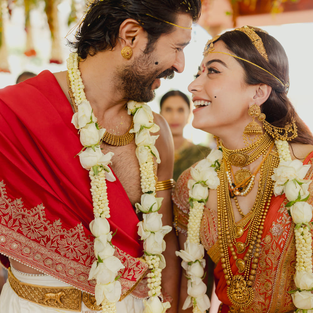 గీతా గోవిందం ఒక్కటయ్యారు. ఫిబ్రవరి 26న రాజస్థాన్ లోని ఉదయ్ పూర్ లోని ఐటీసీ మెమోంటో హోటల్లో రష్మిక, విజయ్ ఏడడుగులు వేశారు. అతికొద్ది మంది సన్నిహితుల సమక్షంలో వీరిద్దరి వివాహం గ్రాండ్ గా జరిగింది. మార్చి 4న వీరి వివాహ రిసెప్షన్ హైదరాబాద్ లో జరగనున్న సంగతి తెలిసిందే.