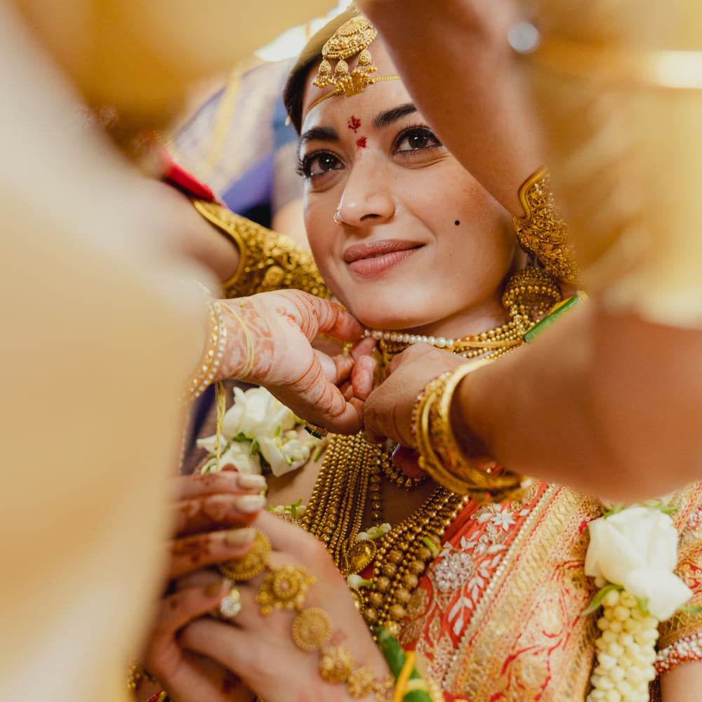 ముఖ్యంగా రాయల్ పెళ్లి వేడుకగా సాగింది వీరిద్దరి వివాహం. ఇద్దరూ దుస్తులు, లుక్స్ చూసి ఫిదా అవుతున్నారు నెటిజన్స్. ఇద్దరూ ఎప్పటికీ ఇలాగే సంతోషంగా ఉండాలంటూ సోషల్ మీడియా వేదికగా శుభాకాంక్షలు తెలియజేస్తూన్నారు. రష్మిక ఆరెంజ్ కలర్ చీరకట్టులో మరింత అందంగా కనిపిస్తుంది. 