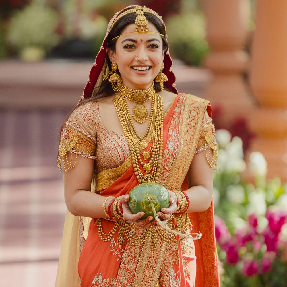 గీత గోవిందం సినిమాతో తొలిసారి వెండితెరపై కనిపించిన ఈ జోడి ప్రేక్షకులను ఎంతగానో అలరించింది. అలా మొదలైన వీరి పరిచయం ఆ తర్వాత డియర్ కామ్రేడ్ మూవీతో మరోసారి అలరించింది. ఈ సినిమా సమయంలోనే వీరిద్దరి మధ్య ఏర్పడిన  పరిచయం ఆ తర్వాత ప్రేమగా మారింది. 