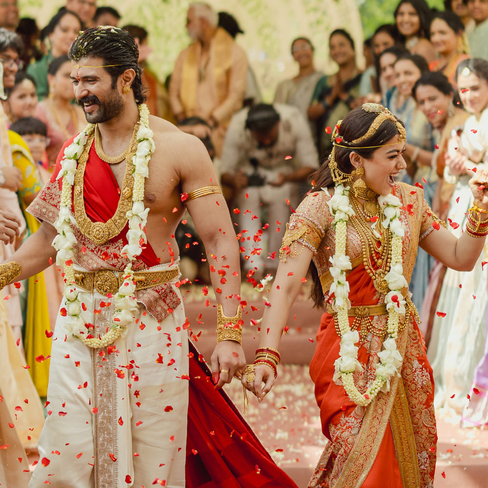 గీత గోవిందం సినిమాతో మొదలైన ఇద్దరి ప్రేమ ప్రయాణం ఇప్పుడు పెళ్లితో ఒక్కటయ్యింది. అల్లరితో మొదలైన సినీప్రయాణం ఒకరి కోసం ఒకరు నిలబడేలా చేసింది. ఇన్నాళ్లు నేషనల్ క్రష్ గా ఉన్న రష్మిక ఇప్పుడు విజయ్ దేవరకొండ ఇంటి మహాలక్ష్మిగా మారింది. రియల్ లైఫ్ మ్యారేజీతో ఒక్కటయ్యారు విజయ్, రష్మిక. 