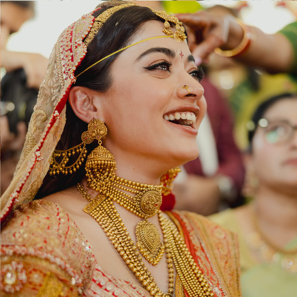 వీరిద్దరి ప్రేమ గురించి చాలా కాలంగా సోషల్ మీడియాలో ప్రచారం జరిగింది. కానీ ఇద్దరూ ఎప్పుడూ అధికారికంగా స్పందించలేదు. కొన్ని నెలల క్రితం కుటుంబ సభ్యుల మధ్యలో నిశ్చితార్థం చేసుకున్న వీరిద్దరు.. ఇప్పుడు పెళ్లి బంధంతో ఒక్కటయ్యారు. 