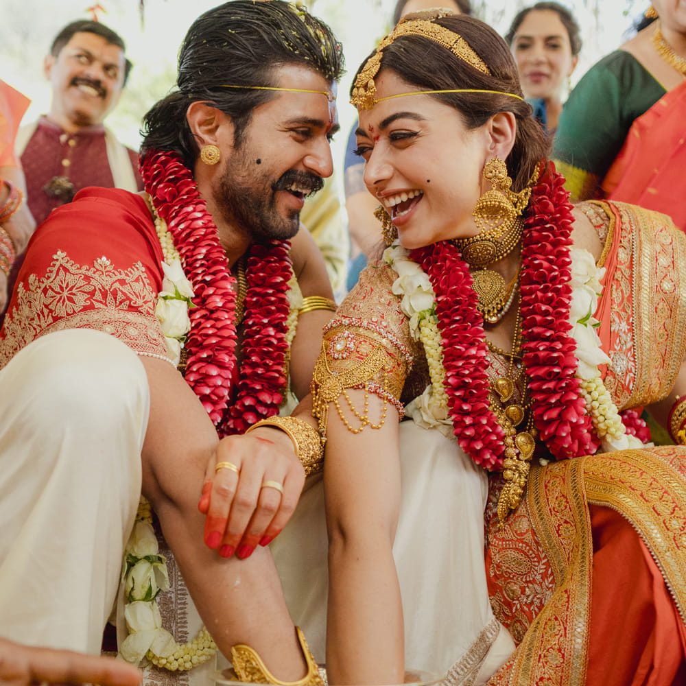 ప్రస్తుతం విజయ్, రష్మిక పెళ్లి ఫోటోస్ వైరలవుతున్నాయి. అయితే అంతకు ముందు వీరిద్దరు ఇన్ స్టా వేదికగా తమ ప్రేమ విషయాన్ని పరోక్షంగా వెల్లడిస్తూనే ఉన్నారు. పలు సందర్బాల్లో ఒకరిపై ఒకరికి ఉన్న అభిప్రాయాలను పంచుకుని అభిమానుల్లో జోష్ నింపారు. 