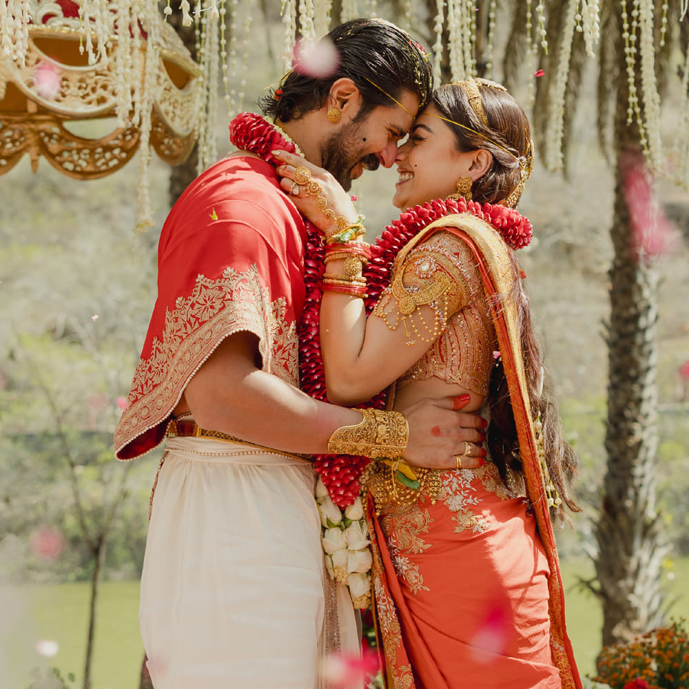 ఇక ఎట్టకేలకు తమ బంధం పేరు అభిమానులు పిలుచుకుంటున్న విరోష్ అంటూ అధికారికంగా ఫిబ్రవరి 22న వెల్లడించారు. ఫిబ్రవరి 26న పెళ్లి బంధంతో ఒక్కటయ్యారు. ప్రస్తుతం సోషల్ మీడియాలో విజయ్ రష్మిక పెళ్లి వేడుక విరోష్ పేరు మారుమోగుతుంది. 