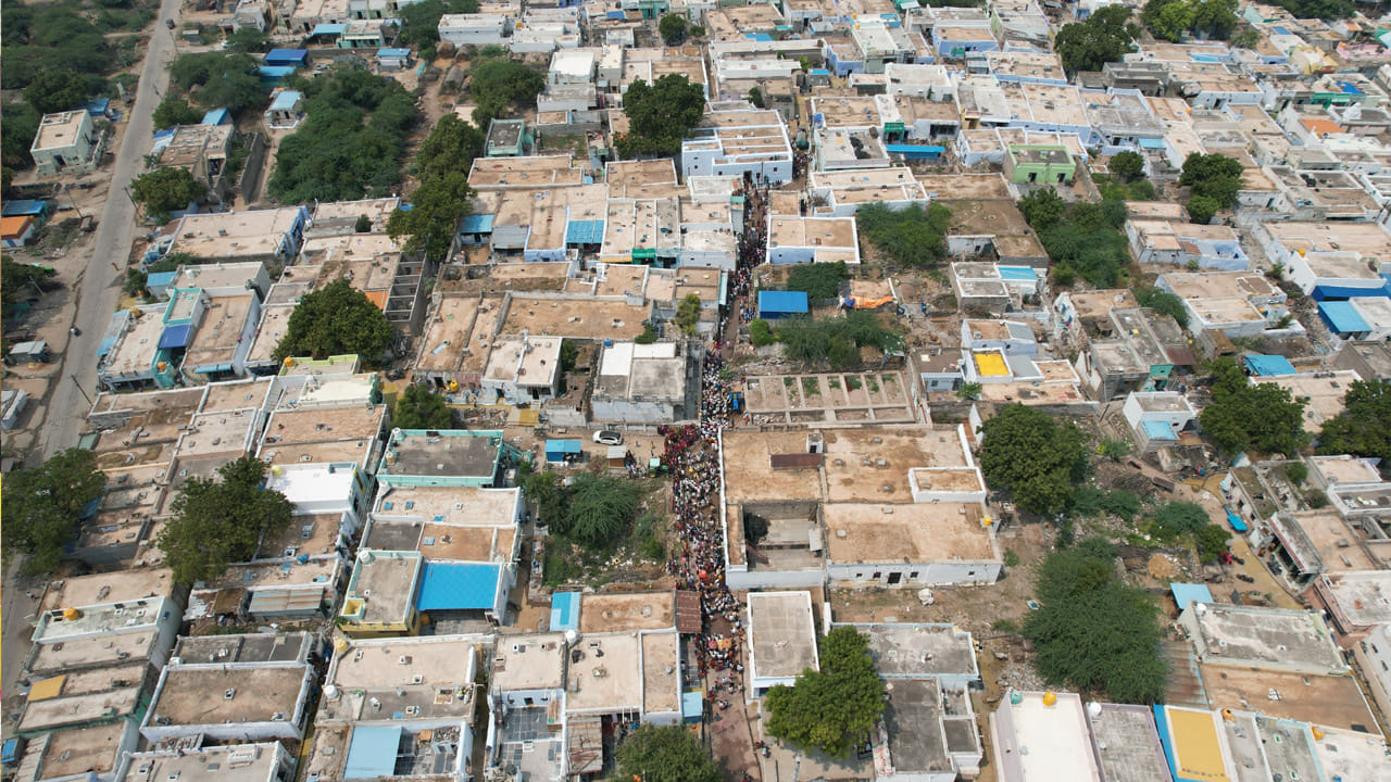 కర్నూలు జిల్లా ఆలూరు మండలం పెద్దహోతురులో అన్ని కులాల వారు హుచ్చు వీరప్ప తాతను భక్తితో పూజిస్తారు. ఆ గ్రామ కట్టుబాటు మేరకు తాత ఆలయం ఎత్తును మించి ఇళ్ల నిర్మాణలు చేపట్టరు. 

