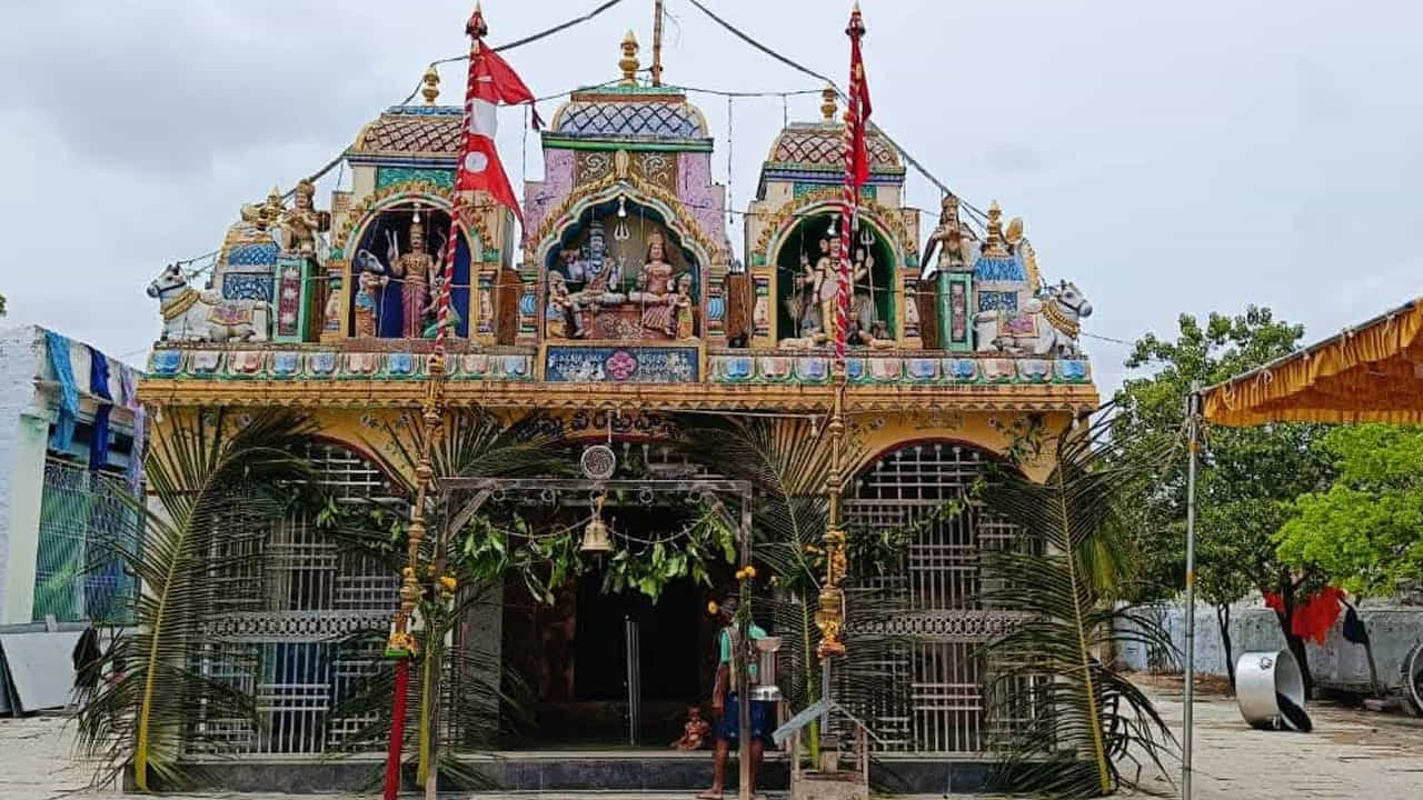 అందరికి ఆవే పేర్లు..
ఆ గ్రామంలో భక్తి శ్రద్ధలతో పూజించే హుచ్చు వీరప్ప తాత పేరు ఎక్కువగా ఉంటాయి. పెద్ద హుచ్చురప్ప.. చిన్న హుచ్చురప్ప.. పెద్ద హుచురమ్మ.. చిన్న హుచ్చురమ్మ.. అనే పేర్లు అన్ని ఇళ్లలో అధికంగా ఉండడం విశేషం.