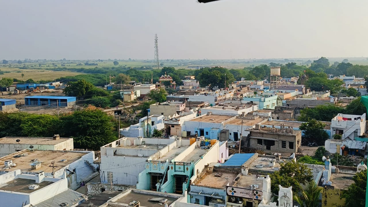 పూల అలంకరణలో మొదటి ఆలయం.. 

ఆలూరు నియోజకవర్గం ఏ ఆలయంలో లేని విధంగా తాత వారి మూల విరాట్‌ను రక రకాల పూలతో అలంకరణ చేయడం ప్రత్యేకం. ఈ పూల అలంకరణ ప్రతి ఏటా సెప్టెంబర్ నెలలో ఏడు రోజుల పాటు పంచాక్షరి జపంతో జరుగుతాయి. ఈ పూజలు గ్రామంలో అన్ని కులాల వారు ఏడు రోజులు ఎంతో భక్తితో జరుపుకోవడం ఏళ్లుగా వస్తున్న సంప్రదాయం.
