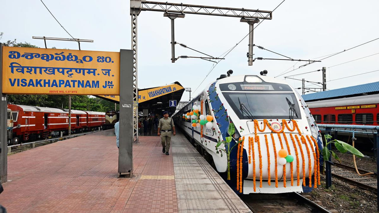 ఏపీ ప్రజలకు రైల్వేశాఖ శుభవార్త అందించింది. ఏప్రిల్ 1వ తేదీ నుంచి విశాఖ కేంద్రంగా కొత్త రైల్వే జోన్ ఏర్పాటు కానుందని తెలుస్తోంది. ఇప్పటికే బిల్డింగ్ పనులు పూర్తవ్వగా.. ఉద్యోగుల కేటాయింపు ప్రక్రియ కూడా జరుగుతోంది. దక్షిణ కోస్తా రైల్వే జోన్ విశాఖపట్నం కేంద్రంగా ప్రారంభించేందుకు వడివడిగా అడుగులు పడుతున్నాయి. ఏప్రిల్ 1న అపాయింటెడ్ డేగా ప్రకటించేందుకు అధికారులు సిద్దమవుతున్నారు.