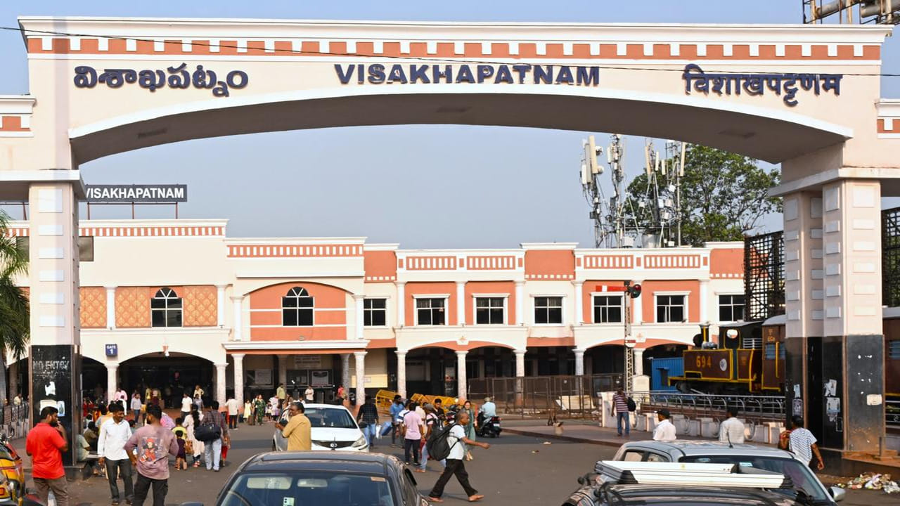 ఇంకా ఆరు వారాలు మాత్రమే సమయం ఉండటంతో రైల్వే జోన్ పనులను అధికారులు వేగవంతం చేశారు. ఈ నెలాఖరు కల్లా కొత్త జోన్ ప్రారంభంపై అధికారికంగా ఓ ప్రకటన రానుందని తెలుస్తోంది. ప్రస్తుతం సికింద్రాబాద్ కేంద్రంగా దక్షిణ మధ్య రైల్వే జోన్ నడుస్తోంది. సికింద్రాబాద్, హైదరాబాద్, విజయవాడ, గుంటూరు, గుంతకల్లు, నాందేడ్ ఈ జోజ్ పరిధిలో ఉన్నాయి.