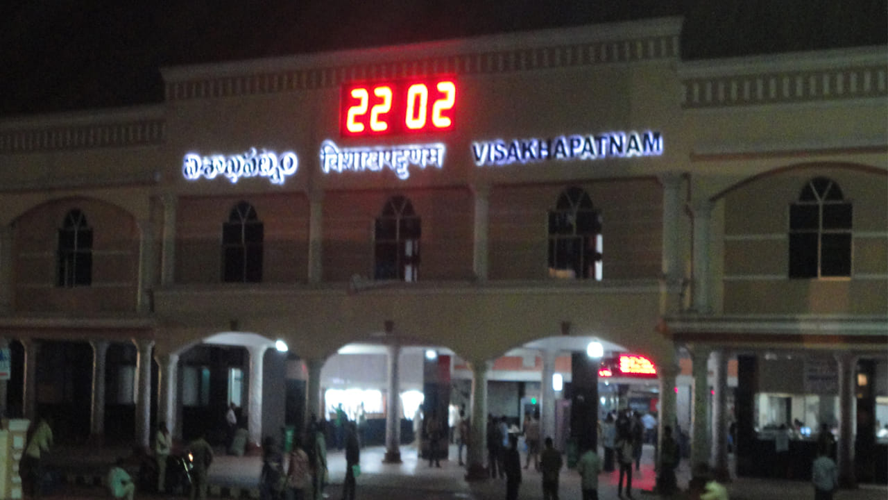 కోస్తాంధ్ర, రాయలసీమ ప్రాంతాలకు కొత్త రైళ్లు వచ్చే అవకాశం ఉంటుంది. ఇక కృష్ణపట్నం, విశాఖపట్నం పోర్ట్లకు రైల్వే కనెక్టివిటీ పెరుగుతోంది. రైల్వే రిక్రూట్మెంట్లలో స్థానిక యువతకు ఉద్యోగాలు లభిస్తాయి. ఇలా కొత్త రైల్వే జోన్ వల్ల అనేక లాభాలు ఉంటాయి. ఏపీ ప్రజలకు ఇది ఎంతో ప్రయోజనకంగా ఉండనుంది.