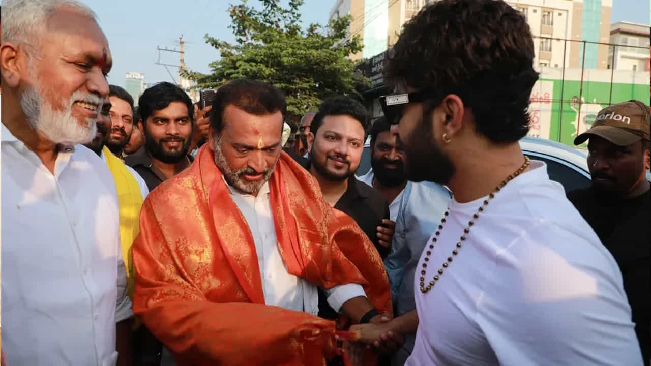 తాజాగా టాలీవుడ్ ప్రముఖ హీరో విశ్వక్ సేన్ బండ్లన్న సంకల్ప యాత్రలో పాల్గొన్నరు. బండ్ల గణేశ్ తో కలిసి కొద్ది దూరం నడిచాడు. ఇందుకు సంబంధించిన ఫొటోలను సోషల్ మీడియాలో షేర్ చేశాడు బండ్ల గణేశ్.