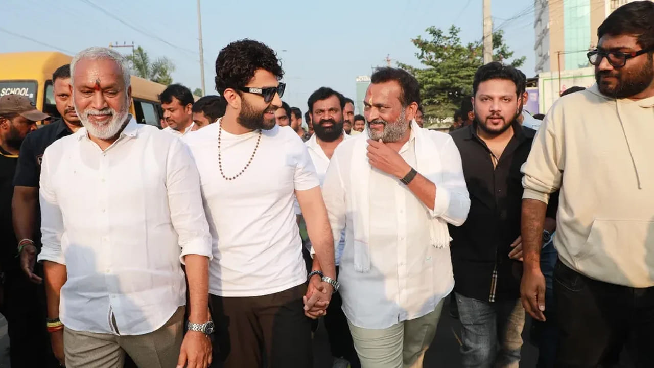  'నా సంకల్పయాత్రలో ఈ రోజు నాతో అడుగులు వేసిన తమ్ముడు విశ్వక్ సేన్ కు నా హృదయపూర్వక కృతజ్ఞతలు' అని ఈ సందర్భంగా బండ్ల గణేష్ ట్విట్టర్ లో రాసుకొచ్చాడు.
