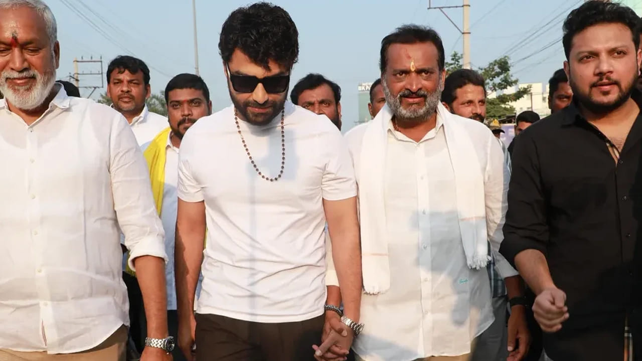  కాగా ఫంకీ సినిమా ప్రమోషన్లలో భాగంగా ప్రస్తుతం తిరుపతిలో ఉంటున్నాడు విశ్వక్ సేన్. ఇందులో భాగంగానే బండ్లగణేశ్ పాదయాత్రలో పాల్గొన్నాడు. 

