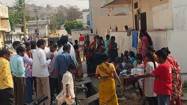 భలే పని చేశారు.. ఓడిపోయిన కార్పొరేటర్ అభ్యర్థి గిఫ్టులను ఓటర్లు ఏం చేశారో తెలుసా..?