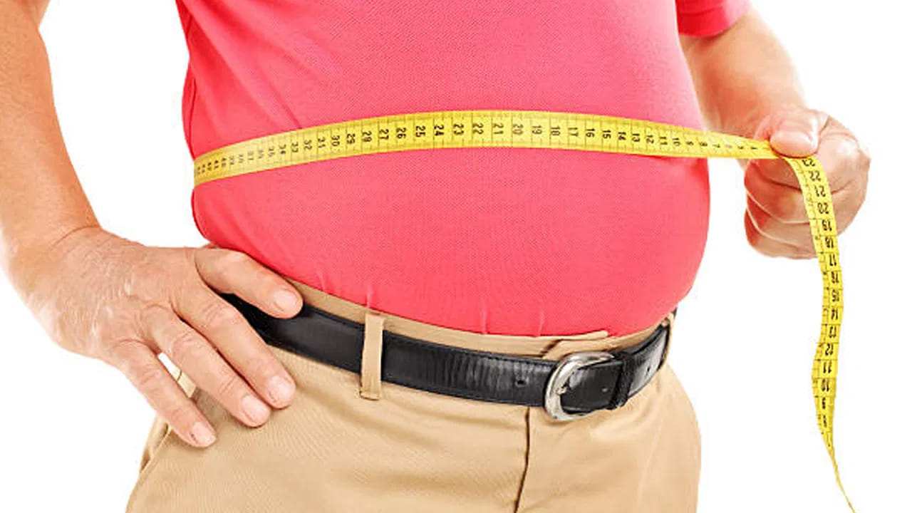 మన శరీర ఆరోగ్యంపై ముఖ్యంగా మనం తీసుకునే ఆహారాలు, వాటి సమయాలు ప్రభావం చూపుతాయి. మీరు ఎంత తింటున్నారానేది ఎంత ముఖ్యమో.. ఎప్పుడు తింటున్నారానేది కూడా అంతే ముఖ్యం. ఎందుకంటే మంచి ఆరోగ్యం కోసం, రాత్రి 7 గంటల తర్వాత తినకూడదని మనం చాలా కాలంగా వింటున్నాము. ఆలస్యంగా తినడం వల్ల బరువు పెరగడం, అజీర్ణం, నిద్ర లేమి వంటివి వస్తాయంటారు. ఇప్పుడు అందులో నిజం ఎంత ఉంది? అసలు విషయం ఏంటనేది తెలుసుకుందాం. 
