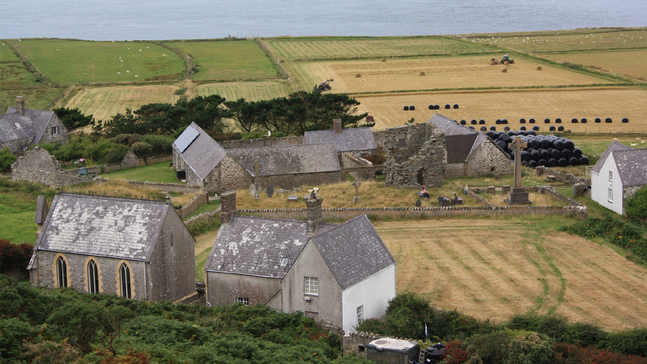 Viral: అక్కడ కరెంట్, వైఫ్ ఉండదు.. గొర్రెలు, బర్రెలను ఫ్రీగా ఇస్తారు.. మీరు వెళ్తారా మరి.? Viral: అక్కడ కరెంట్, వైఫ్ ఉండదు.. గొర్రెలు, బర్రెలను ఫ్రీగా ఇస్తారు.. మీరు వెళ్తారా మరి.?