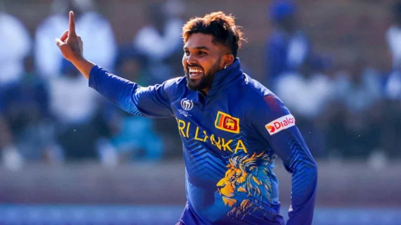 శ్రీలంక క్రికెట్ జట్టుకు చేదు వార్త వచ్చింది. స్టార్ ఆల్ రౌండర్ వానిందు హసరంగా తీవ్రమైన తొడ కండరాల గాయం కారణంగా టోర్నమెంట్ నుంచి వైదొలిగాడు. మంగళవారం జరిగిన ఎంఆర్ఐ స్కాన్‌లో గాయం నిర్ధారణ అయింది. అతని తొడ కండరాలలో తీవ్రమైన చీలిక కనిపించింది. ఐర్లాండ్‌తో జరిగిన టోర్నమెంట్ ప్రారంభ మ్యాచ్‌లో హసరంగా గాయం బారిన పడ్డాడు. 