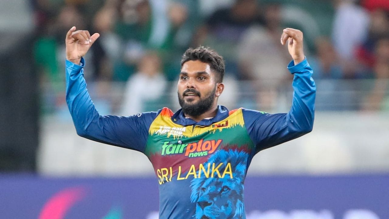 T20 World Cup 2026: టీ20 ప్రపంచ కప్ 2026 గ్రాండ్ గా మొదలైంది. అభిమానులకు ఒకదాని తర్వాత ఒకటి ఉత్కంఠభరితమైన మ్యాచ్‌లు కనిపిస్తున్నాయి.  ఈ ఉత్కంఠ మధ్య ఆతిథ్య శ్రీలంక జట్టు టోర్నమెంట్ ప్రారంభ దశలోనే భారీ ఎదురుదెబ్బ తగిలింది. టీ20 ప్రపంచ కప్ 2026కి సహ - ఆతిథ్యమిచ్చిన శ్రీలంకకు చెందిన ఒక స్టార్ ఆటగాడు గాయం కారణంగా మొత్తం టోర్నమెంట్ నుంచి తప్పుకున్నాడు. ఈ ఆటగాడు మొదటి మ్యాచ్ సమయంలో గాయంతో బాధపడడం గమనార్హం. గాయం ఉన్నప్పటికీ, అతను విజయంలో కీలక పాత్ర పోషించాడు.