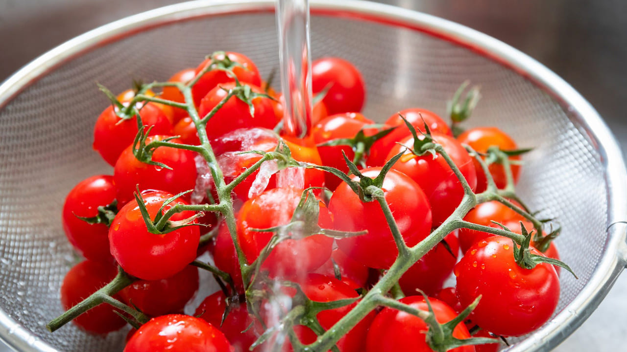 టమాటాలను నిల్వ చేసి ఉపయోగించే ముందు తప్పనిసరిగా కడగాలి. టమాటాలను వండడానికి ముందు ఎక్కువసేపు నానబెట్టవద్దు. ఎందుకంటే ఇది వాటి ఆకృతిని  ప్రభావితం చేస్తుంది. టమాటాలలో దెబ్బతిన్న భాగాలను ముందుగానే తొలగించండి. కావాలంటే టమాటా పై తొక్క తీయవచ్చు. ఇది చర్మం నుండి ఉపరితల పురుగుమందుల అవశేషాలను చాలా వరకు తొలగించడానికి సహాయపడుతుంది. ఎక్కువగా స్థానికంగా పండించిన టమాటాలను కొనండి. ఇది పురుగుమందులకు మీ ఎక్స్‌పోజర్‌ను తగ్గిస్తుంది.