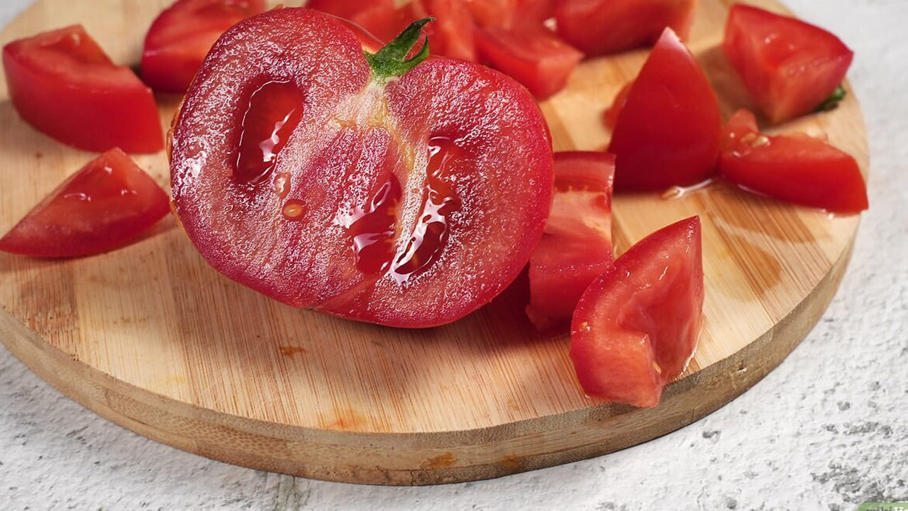 ఉప్పునీటి పద్ధతి ఉపరితల పురుగుమందులను మాత్రమే తగ్గిస్తుంది. ఇది టమాటాలను పండించేందుకు వాటిలోనికి చొప్పించిన రసాయనాలను పూర్తిగా తొలగించదు. ఆరోగ్యకరమైన ఆహారపు అలవాట్లలో భాగంగా వంటగదిలో ఇలాంటి చిన్న చిన్న చర్యలు పెద్ద ప్రయోజనాలను కలిగిస్తాయి. టమాటా తొక్కలను ఉప్పుతో సరిగ్గా శుభ్రం చేయడం పురుగుమందుల అవశేషాలను తగ్గించడానికి ఒక సులభమైన, ప్రభావవంతమైన దశ.
