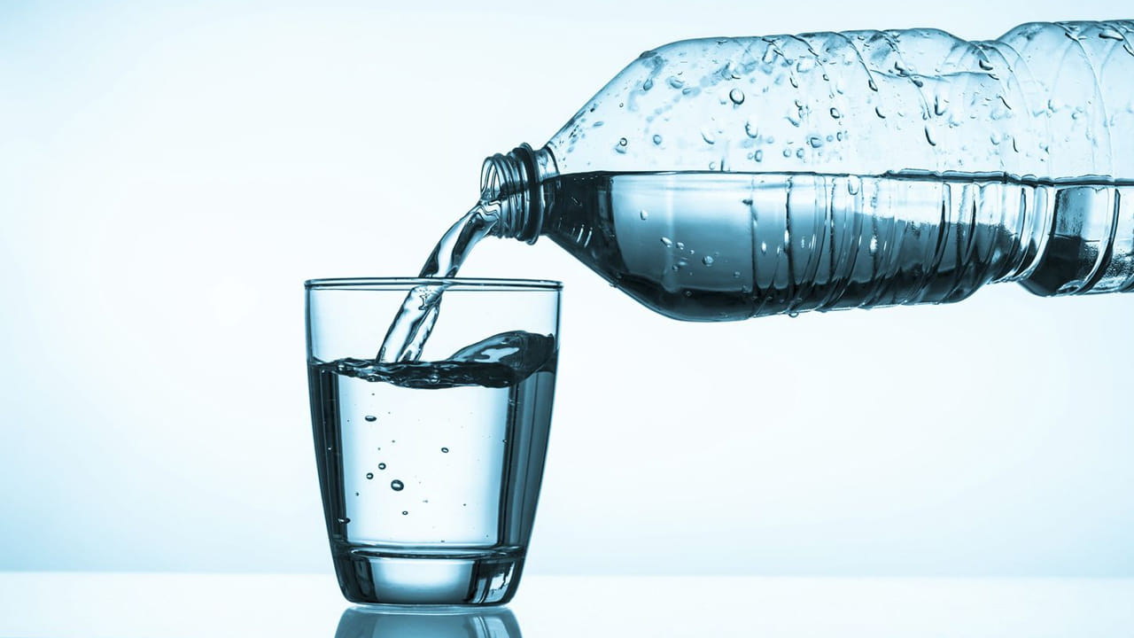 మనం తాగే నీరును సడెన్ గా ఆపేస్తే   అవయవ పనితీరు మొత్తం దెబ్బతింటుంది. అలాగే, శరీరంలోకి వ్యర్థాల తొలగింపుకు నీరు
అవసరం. మనిషి నీరు తాగకుండా నాలుగు నుంచి ఆరు రోజులు మాత్రమే ఉండగలడని అధ్యయనాల్లో బయటపడ్డాయి. 