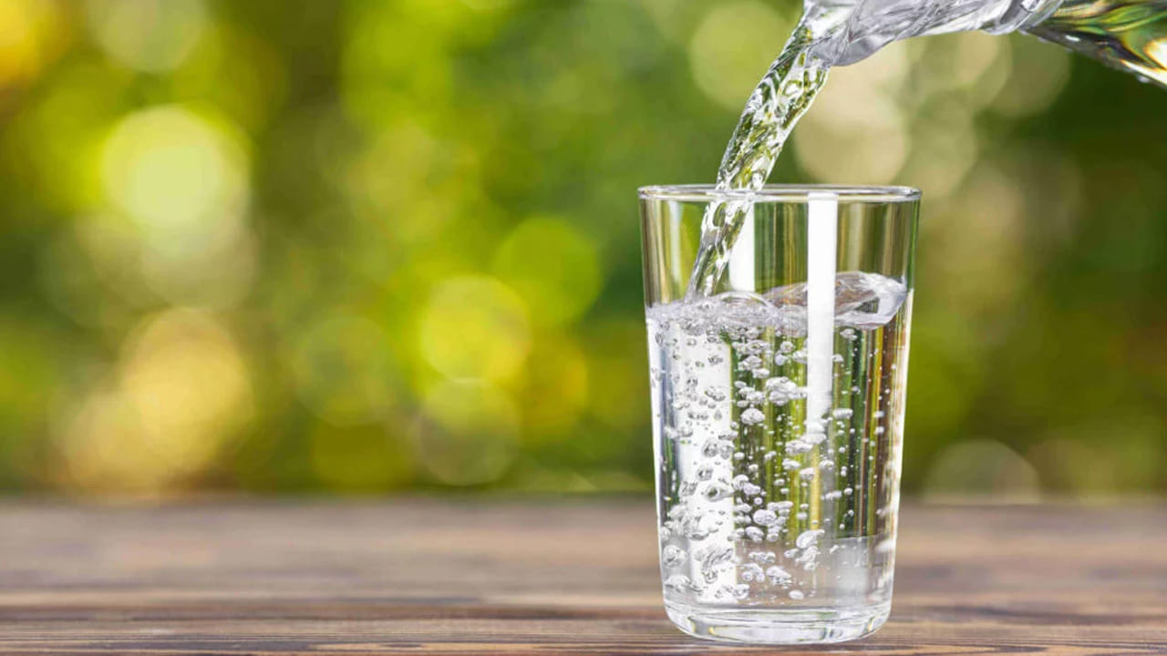 నీటిని ఎక్కువగా తీసుకోవాలి : కిడ్నీలో రాళ్ళతో బాధ పడేవారు రోజుకు 4 లీటర్ల నీటిని తాగడం వల్ల  రాళ్ళు వాటంతటవే బయటకు వస్తాయి. కాబట్టి, మెడిసిన్స్ కన్నా వీటిని వాడటం మంచిది.