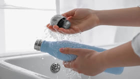 వాటర్‌ బాటిల్‌ ఇలా క్లీన్ చేస్తే 5 నిమిషాల్లో తళతళలాడాల్సిందే!