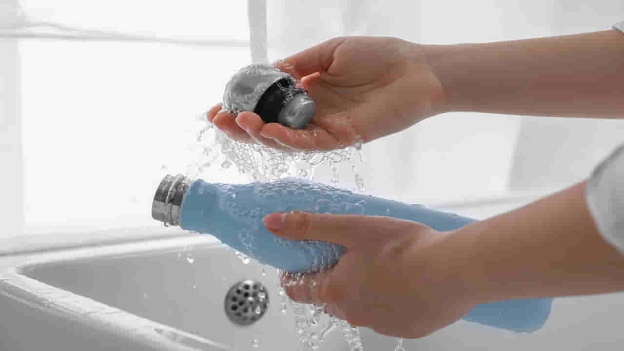 Water Bottle Cleaning Tips: వాటర్ బాటిల్ ఇలా క్లీన్ చేస్తే 5 నిమిషాల్లో తళతళలాడాల్సిందే!