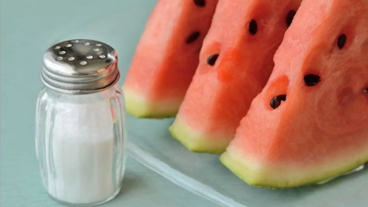 పుచ్చకాయను మితంగా తీసుకోవడం ఉత్తమం. రాత్రిపూట ఎక్కువగా తినడం వల్ల కొంతమందికి జీర్ణ సమస్యలు వస్తాయి. చక్కెర లేదా ఎక్కువ ఉప్పుతో తినకుండా ఉండటం కూడా మంచిది. మీకు ఇప్పటికే ఆరోగ్య సమస్యలు ఉంటే, మీ ఆహారం గురించి వైద్యుడిని లేదా పోషకాహార నిపుణుడిని సంప్రదించడం మంచిది.(Note: పైన పేర్కొన్న అంశాలు కేవలం ఇంటర్నెట్, నివేదికల ఆధారంగా మాత్రమే అందించబడినవి..వీటిని TV9 దృవీకరించట్లేదు) 