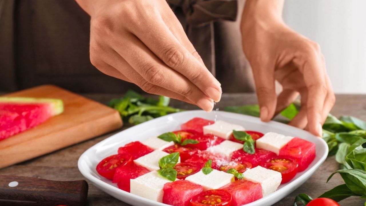 పుచ్చకాయ తిన్న వెంటనే పాలు తాగడం మంచిది కాదని నిపుణులు సూచిస్తున్నారు. దీనివల్ల గ్యాస్ వంటి సమస్యలు వస్తాయి. అలాగే, అధిక ప్రోటీన్ కలిగిన మాంసం లేదా గుడ్లు తిన్న వెంటనే పుచ్చకాయ తినడం వల్ల జీర్ణక్రియ మందగిస్తుంది. పండ్లను కోసి ఎక్కువసేపు ఫ్రిజ్‌లో ఉంచితే పోషకాలు తగ్గవచ్చు. కోసిన వెంటనే తినడం మంచిది.