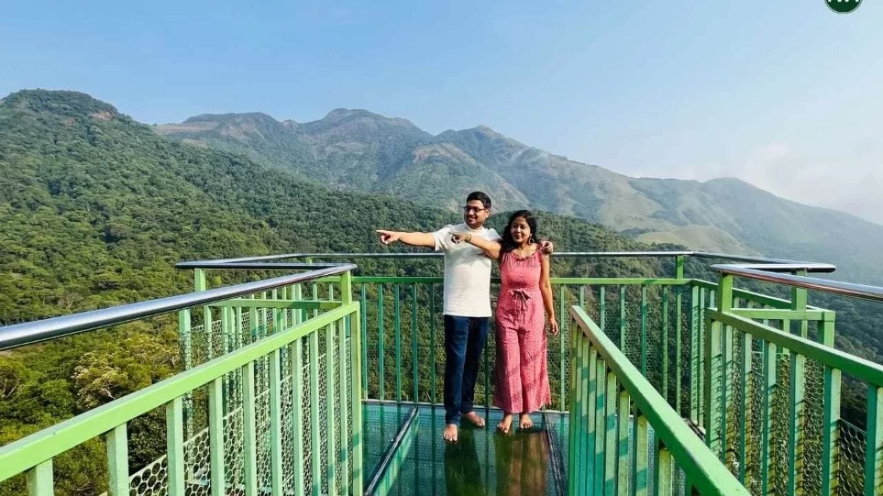 వయనాడు, కేరళ: కేరళ అనగానే గుర్తొచ్చే ప్రకృతి, పచ్చని చెట్లు. కంఫర్టబుల్ కపుల్స్ ట్రిప్‌కి దీనికంటే మంచి ప్లేస్ ఏముంటుంది? చెప్పండి. గాడ్స్ ఓన్ కంట్రీ అయిన కేరళలోని గ్రామీణ జిల్లా వయనాడు  దట్టమైన అడవులు, ఎత్తైన ప్రాంతాలు, విభిన్న వన్యప్రాణులతో ప్రసిద్ధి చెందింది. నియోలిథిక్ యుగానికి చెందిన పురాతన పెట్రోగ్లిఫ్స్ ఉన్న గుహలు ఇక్కడ ఉన్నాయి. ఆంత్రోపాలజీ ఆసక్తి ఉన్నవారికి ఇది ఎంతో ఆకర్షణీయంగా కనిపిస్తోంది. ఇక్కడి వచ్చే కపుల్స్ నేచర్ రిసార్ట్స్‌లో బస చేస్తే వీకెండ్ రొమాన్స్‌ను పూర్తిగా ఎంజాయ్ చేయవచ్చు.