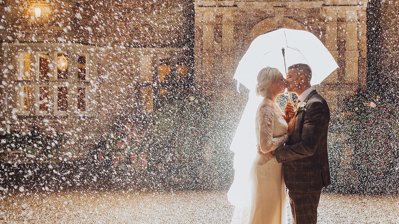 అలాగే పెళ్లి రోజు వర్షం పడి ఆగడం అనేది కొత్త జీవితానికి ప్రారంభ సంకేతం, ఇది వారి జీవితాల్లో మంచి వృద్ధిని సూచిస్తుంది, అందువలన పెళ్లిలో వర్షం పడటం చాలా అదృష్టాన్ని తీసుకొస్తుందంట. నోట్ : ఈ వార్తలలో ఇవ్వబడిన సమాచారం మత విశ్వాసాలపై ఆధారపడి ఉంది. పాఠకుల ఆసక్తి మేరకు.. పలువురు పండితుల సూచనలు, వారి తెలిపిన అంశాల ఆధారంగా అందించినవి మాత్రమే.. వీటిలో ఎలాంటి శాస్త్రీయ ఆధారాలు లేవని పాఠకులు గమనించాలి. టీవీ9 తెలుగు దీనిని ధృవీకరించలేదు.