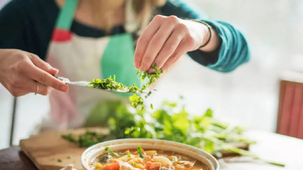 బరువు తగ్గడానికి అతి ముఖ్యమైన విషయం ఏమిటంటే.. మీరు తినే ఆహారం. ప్రతిదీ మీరు ఏమి తింటున్నారనే దానిపై ఆధారపడి ఉంటుంది. మీరు బరువు తగ్గాలనుకుంటే ఆహారంలో కేలరీలు తక్కువగా ఉన్న ఆహారాలను చేర్చుకోవాలి.