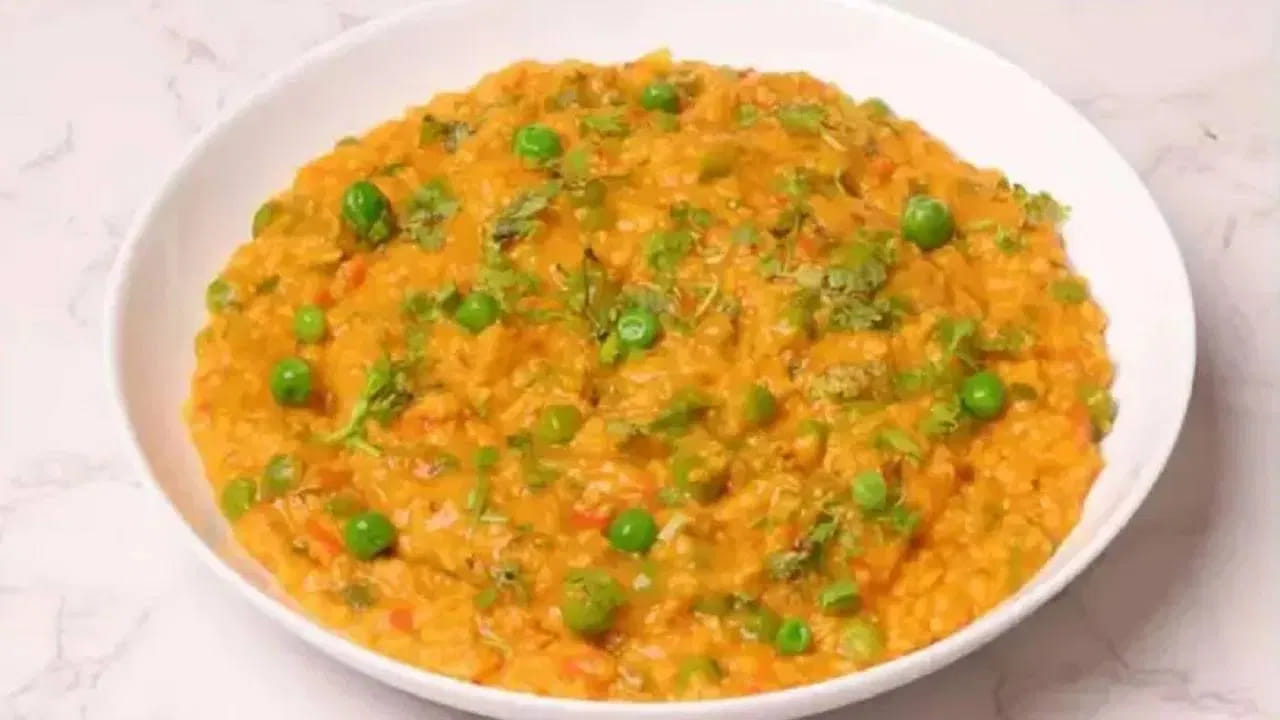 50 ఏళ్లు పైబడిన మహిళలు రోజుకు 1800 కేలరీలు తీసుకోవాలి. బరువు పెరగడంలో మీకు సమస్య ఉండకుండా ఉండటానికి మీరు కేలరీల తీసుకోవడం తగ్గించాలి. బరువు తగ్గడానికి మరో అతి ముఖ్యమైన విషయం తీసుకునే ఆహారం. ఎందుకంటే డైట్‌లో ఉన్న వారికి ప్రతి కెలరీ లెక్కే మరి! 