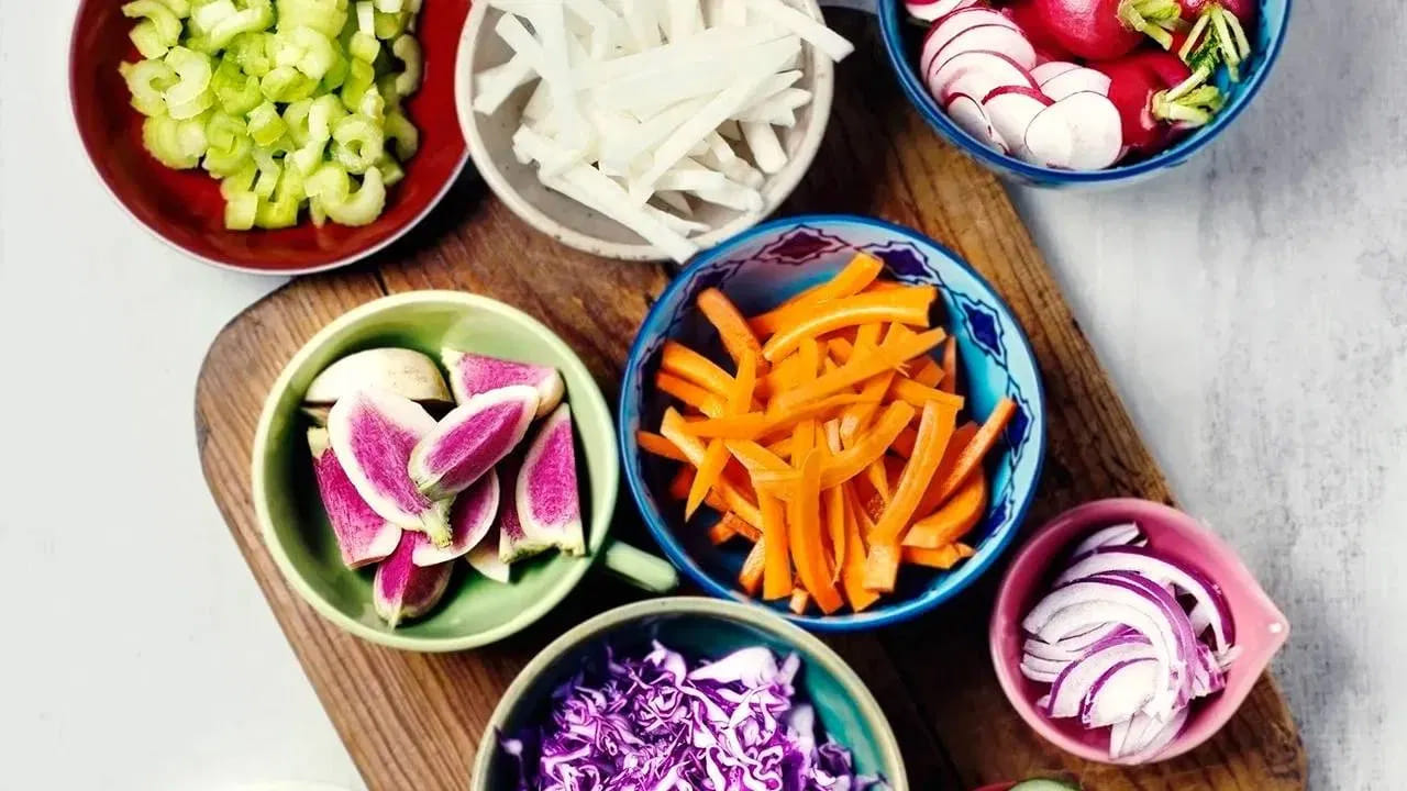 తక్కువ కేలరీలు ఉన్న ఆహారాలు తినడం వల్ల బరువు పెరిగే అవకాశం చాలా తక్కువ. కాబట్టి బరువు పెరగకుండా ఉండటానికి వీలైనంత తక్కువ కేలరీలు తినడానికి ప్రయత్నించాలి. ఇలాంటి వారు యాపిల్, సెలరీ, పుచ్చకాయ, బెర్రీలు, టొమాటలో, కీర వంటి ఫైబర్‌, నీటి శాతం అధికంగా ఉండే ఆహారాలు తీసుకోవాలి.