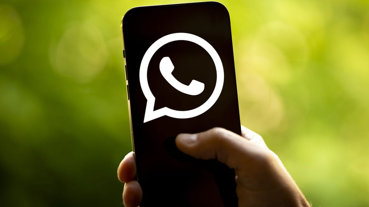 కానీ ఇక నుంచి మీరు వాట్సప్ వాడాలంటే సిమ్ కార్డు తప్పనిసరిగా ఉండాల్సిందే. లేకపోతే యాప్ ఆగిపోతుంది. ఇక వాట్సప్ వెబ్ కూడా ప్రతీ 6 గంటలకు ఒకసారి ఆటోమేటిక్‌గా లాగౌట్ అయిపోనుంది. ఇక ఫోన్‌ నుంచి సిమ్ కార్డు తీసివేసినా యాప్స్ పనిచేయవన్నమాట. మళ్లీ వాడాలంటే సిమ్ కార్డు వేసుకోవాల్సి ఉంటుంది