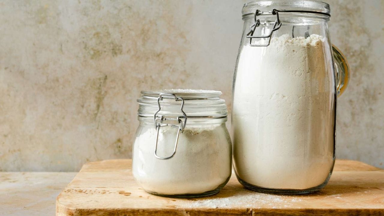 చాలా మంది గోధుమ పిండి లేదా గోధుమలను ప్లాస్టిక్ కంటైనర్లలో నిల్వ చేస్తారు. కానీ ఇది సరైన పద్ధతి కాదు. ప్లాస్టిక్ కంటైనర్లకు గాలి చొరబడదు. దీనివల్ల లోపల తేమ పేరుకుపోయి గోధుమలు చెడిపోతాయి. వీటికి బదులు మట్టి, లేదా స్టీల్, ఐరన్ కంటైనర్స్ ఉపయోగించడం ఉత్తమ ఎంపిక. ఈ టిప్స్ పాటించడం ద్వారా మీరు నెలల తరబడి గోదుమ పిండిని ఫ్రెష్‌గా ఉంచుకోవచ్చు.