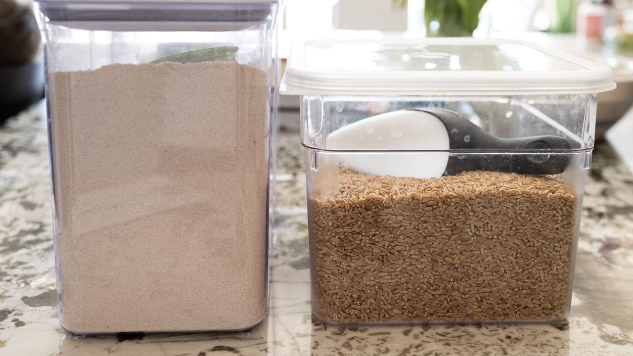 గోధుమ పిండిని ఎక్కువ రోజులు ఫ్రెష్గా ఉండాలంటే.. మీరు దాన్ని స్టోర్ చేసేందుకు ఉపయోగించే బాక్స్ను శుభ్రంగా కడిలి దానిలో ఎలాంటి తడి లేకుండా ఆరబెట్టండి. ఆ డబ్బాలో ఎలాంటి తేమ ఉండకుండా చూసుకోండి. అలాగే దాన్ని ఎండలో కూడా ఆరబెట్టండి ఇలా చేయడం ద్వారా దానిలో ఉన్న కీలకాలు తొలగిపోతాయి. కంటైనర్ పూర్తిగా పొడిగా మారిన తర్వాత దాంట్లో పిండిని స్టోర్ చేసుకోండి. దాన్ని ఎలాంటి కీటకాలు తిరగని ప్లేస్లో ఉంచండి.
