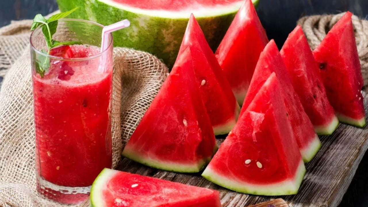 మధుమేహం: పుచ్చకాయ తీయగా ఉండటమే కాదు..దీని గ్లైసెమిక్ ఇండెక్స్ కూడా చాలా ఎక్కువ. ఇది తిన్న వెంటనే రక్తంలో చక్కెర స్థాయిలు అకస్మాత్తుగా పెరుగుతాయి. ఆ తర్వాత అంతే వేగంగా పడిపోతాయి. దీనివల్ల డయాబెటిస్ ఉన్నవారికి తల తిరగడం, నీరసం వంటి సమస్యలు తలెత్తుతాయి. వైద్యుల సలహా లేకుండా వీటిని తీసుకోకపోవడమే ఉత్తమం.