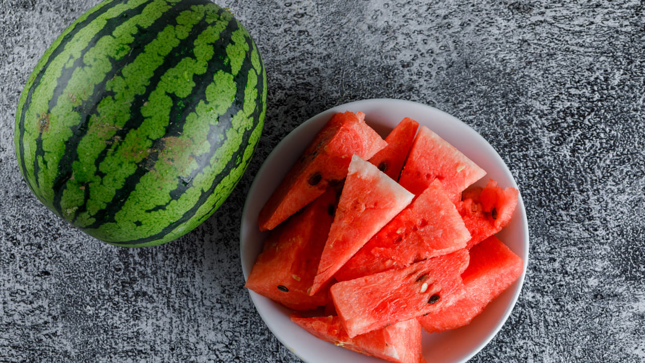 పుచ్చకాయలో ఎ, సి విటమిన్లు, పొటాషియం, మెగ్నీషియం, సోడియం, పీచు, క్యాల్షియంలు విస్తారంగా ఉన్నందున ఇది మంచి పోషకాహారం. శరీరానికి అవసరమైన శక్తినిస్తుంది. శరీరంలో మంట, వేడిని తగ్గిస్తుంది. ఇందులో ఉన్న ఎ-విటమిన్ కంటిచూపును మెరుగుపరిస్తే, సి-విటమిన్ రోగనిరోధకశక్తిని పెంచుతుంది.