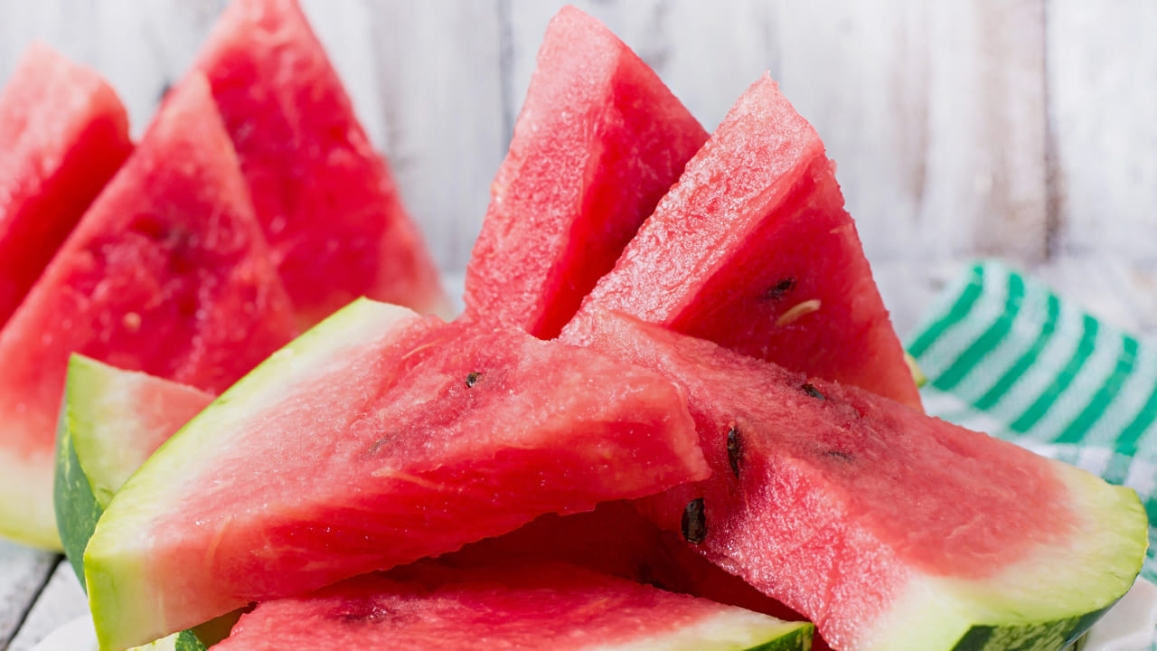 కిడ్నీ బాధితులు: కిడ్నీ సమస్యలు ఉన్నవారు పుచ్చకాయకు ఎంత దూరంగా ఉంటే అంత మంచిది. ఇందులో పొటాషియం మోతాదు చాలా ఎక్కువగా ఉంటుంది. కిడ్నీలు సరిగ్గా పనిచేయనప్పుడు ఈ పొటాషియంను ఫిల్టర్ చేయడం కష్టమవుతుంది. శరీరంలో పొటాషియం పెరిగితే కండరాల బలహీనత, విపరీతమైన అలసట వస్తాయి. ఇది గుండె లయను తప్పించి, శరీరంలో వాపులకు దారితీస్తుంది. ముఖ్యంగా డయాలసిస్ చేయించుకునే వారు దీనికి దూరంగా ఉండాలి.