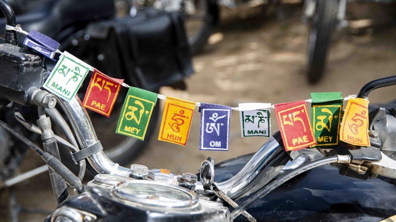 ఈ జెండాలలోని ఐదు రంగులు ఐదు మూలకాలను సూచిస్తాయి. మొదటి రంగు నీలం, ఇది ఆకాశం, తూర్పు దిశను సూచిస్తుంది. తెలుపు రంగు గాలి, పశ్చిమ దిశను సూచిస్తుంది. ఎరుపు రంగు అగ్నిని, దక్షిణ దిశను సూచిస్తుంది. ఆకుపచ్చ నీరు, ఉత్తర దిశను సూచిస్తుంది. పసుపు భూమి కేంద్రాన్ని సూచిస్తుంది. బౌద్ధ విశ్వాసాలతో ముడిపడి ఉన్న ఈ జెండాలను శాంతి, కరుణను చిహ్నంగా భావిస్తారు.