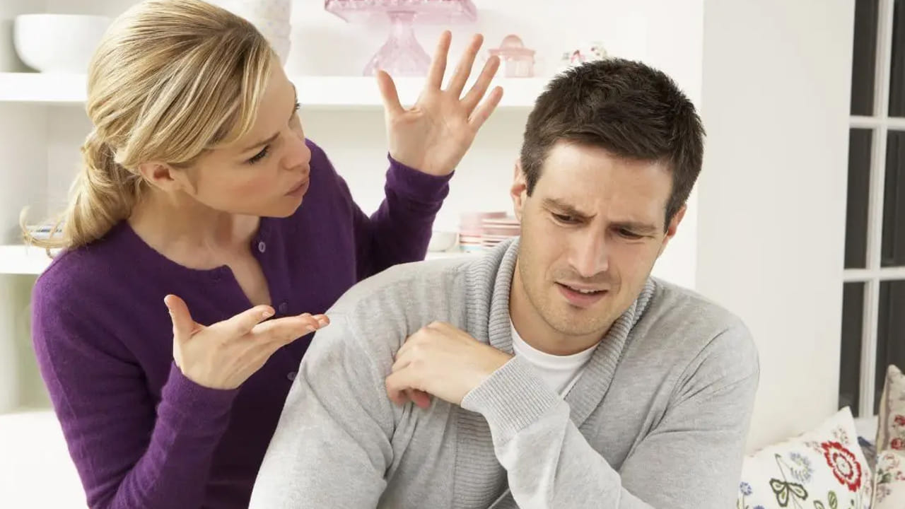 పచ్చని కాపురంలో చిచ్చు పెట్టేవి ఉన్నప్పుడు ఇంక ఎక్కడ కలిసి ఉంటారు. నిజం చెప్పాలంటే మగవాళ్ళు చేసే కొన్ని తప్పులే వల్లే పెళ్లిళ్లు పెటాకులు అవుతున్నాయని చెప్పకనే చెబుతున్నారు. ఆ తప్పులేంటో యెక్కడ చూద్దాం..