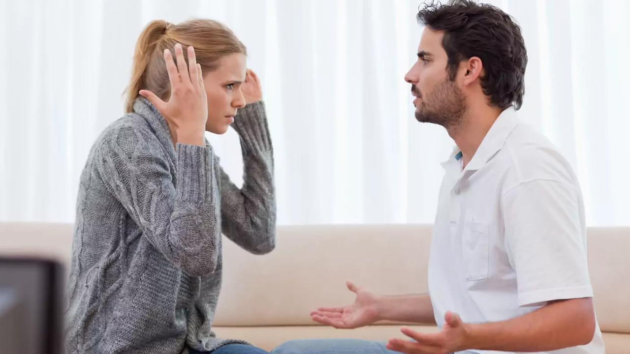 భార్యతో స్పెండ్ చేయకపోవడం : పెళ్లికి ముందు మంచిగా ఉన్న భర్త, పెళ్ళి తర్వాత కట్టుకున్న భార్యతో సమయం గడపడానికి ఇష్టం పడటం లేదు. దీని వలన ఇద్దరి మధ్య గ్యాప్ మొదలయ్యి భార్య ఒంటరిగా ఉన్నానని ఫీల్ అయ్యి విడాకులు ఇవ్వడానికి సిద్ధపడుతుంది.