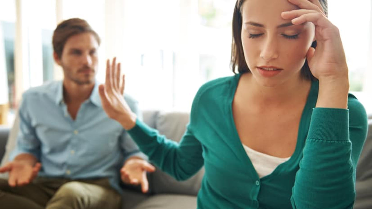 మిథున రాశికి, వృశ్చిక రాశి వారికీ కూడా అస్సలు సెట్ అవ్వదు. వృశ్చిక రాశి వారు నీ కంటే నేనే గొప్ప అన్నట్లు భావిస్తారు. 
వీరిద్దరూ పెళ్ళి చేసుకుంటే ఒక్క రోజూ కూడా హ్యాపీగా ఉండలేరు. ఒక్కోసారి మిథున రాశి ప్రవర్తన విసుగు తెప్పిస్తుంది. 